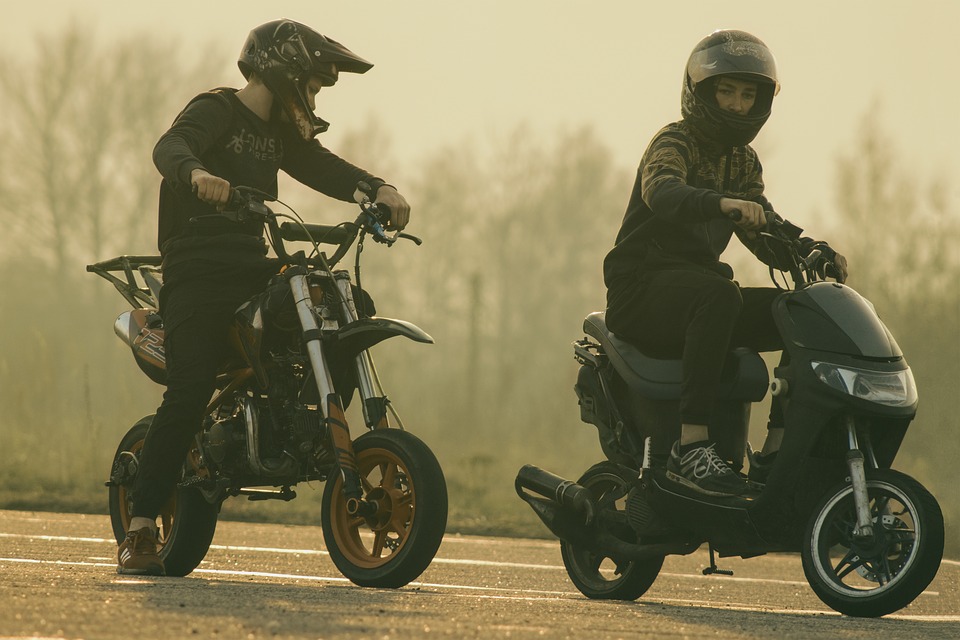 teenagers-on-mopeds-4146646_960_720