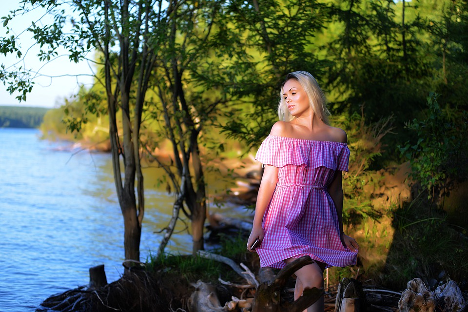 the-girl-at-the-river-4726659_960_720