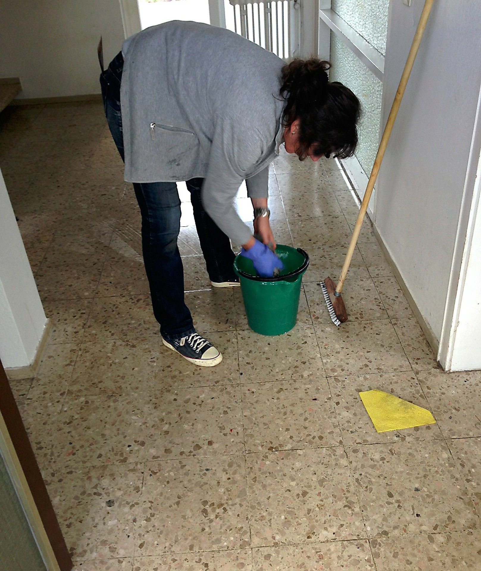 cleaning-woman-258520_1920