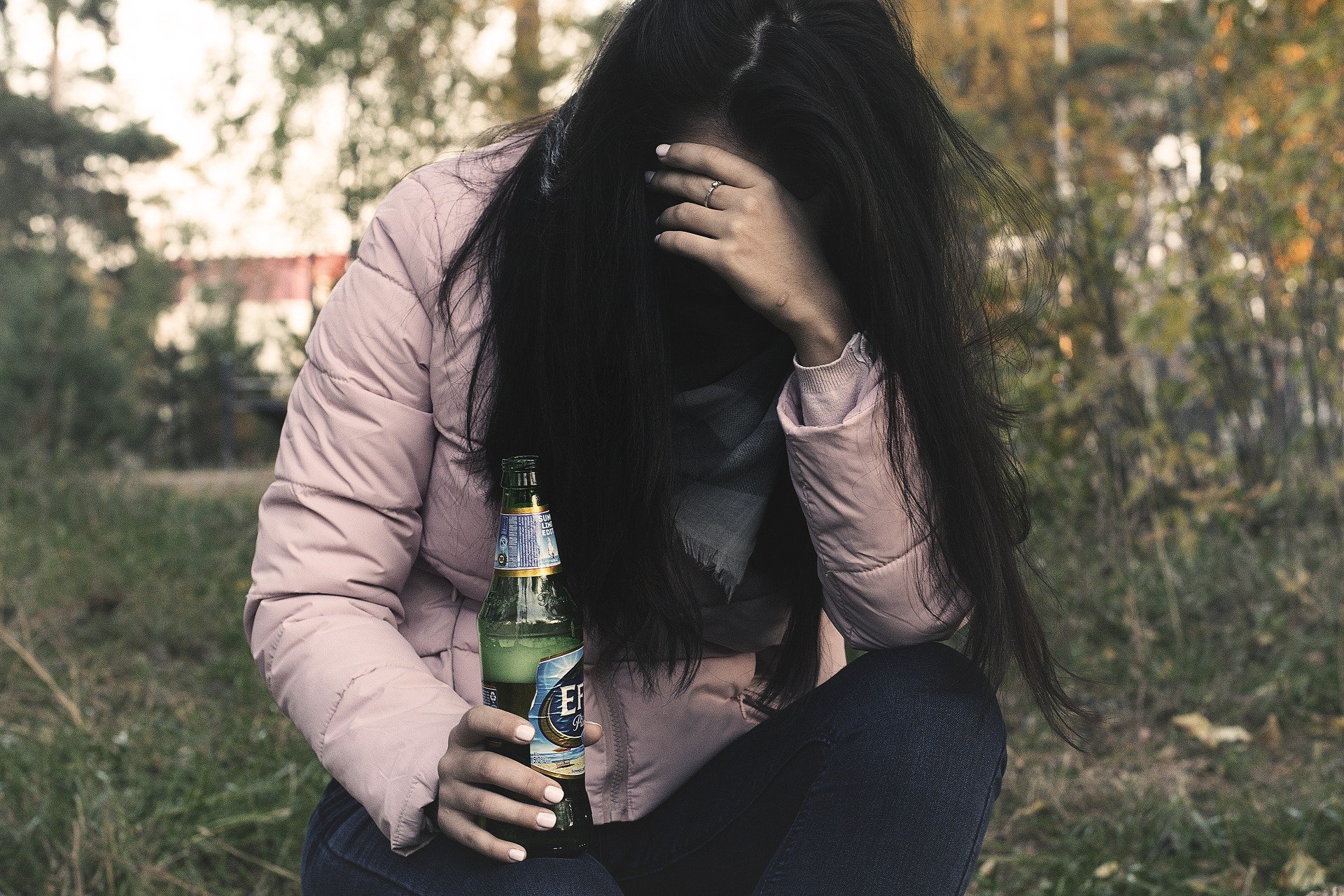 female-alcoholism-2847441_1920