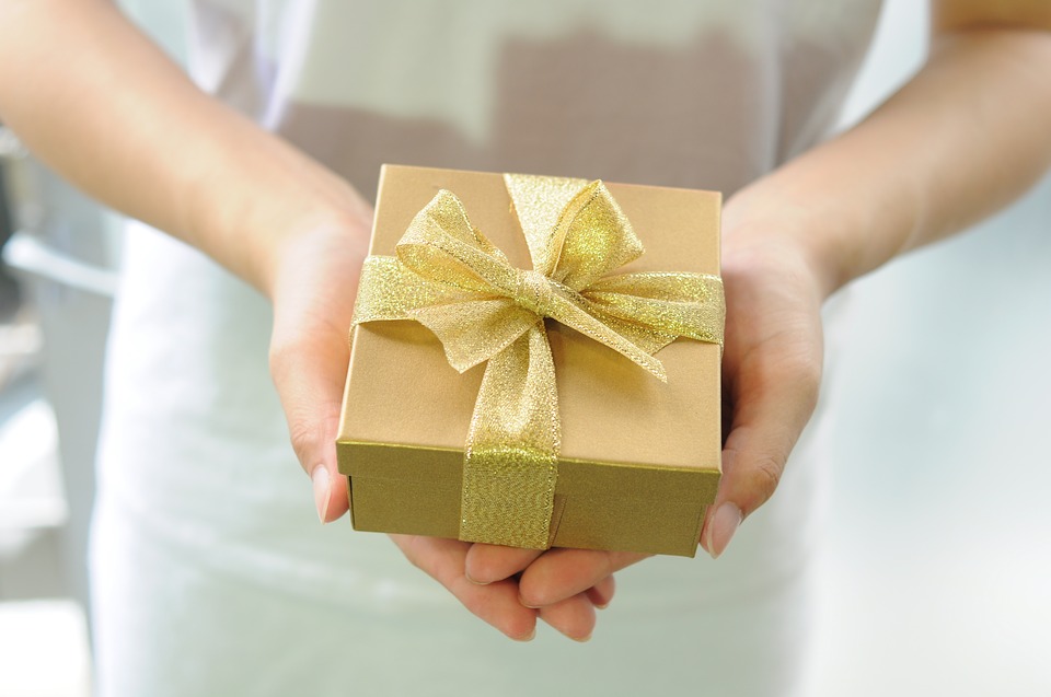 gift-box-2458012_960_720