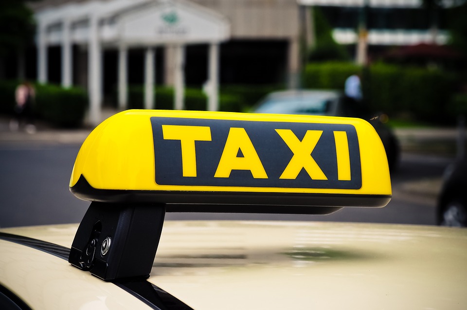 taxi-3504010_960_720