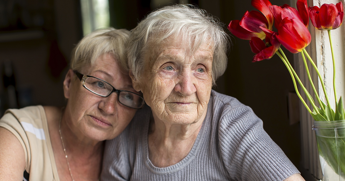 Жить со старой мамой. Elderly mother and daughter. Забавы пожилых родителей приват. Criminal grandma photos. An elderly woman embracing her mother arab.