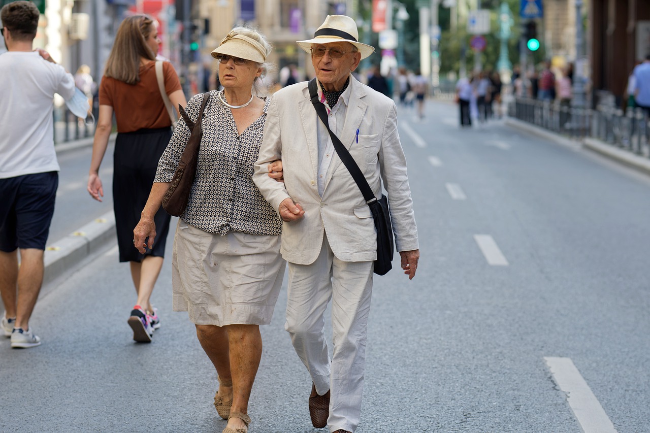 elderly-couple-6602926_1280