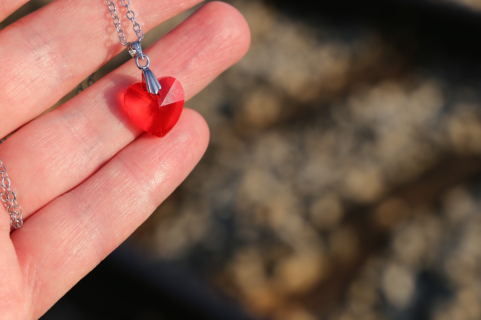 red-heart-medallion-in-hand-3523567_960_720