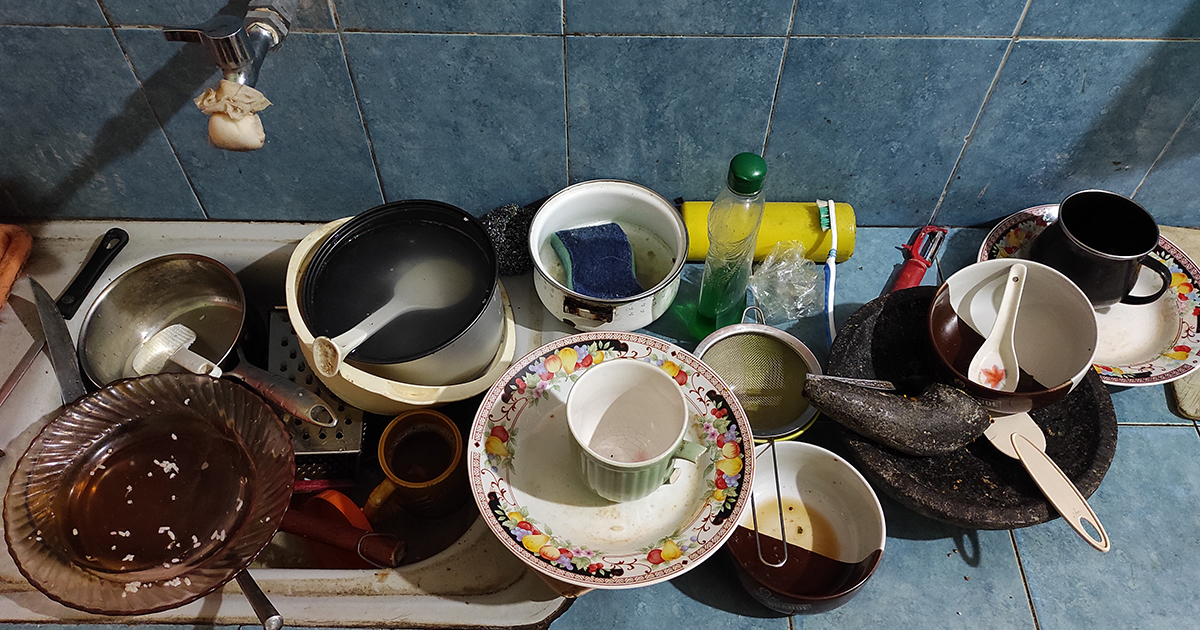 Видеть грязную посуду. Грязная посуда. Грязная посуда в раковине. Немытая посуда. Поднос для грязной посуды.