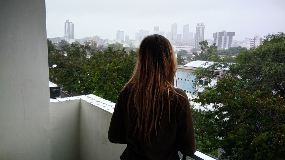 girl-on-the-balcony-2433451_960_720