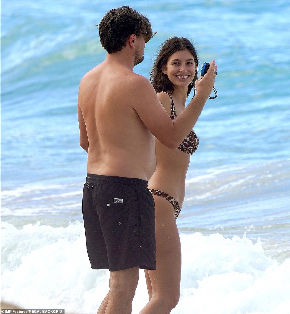22884136-7843285-keeping_it_light_camila_seen_laughing_here_at_something_leo_show-m-57_1577911520526