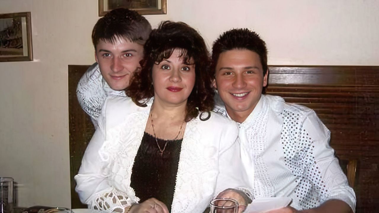 sergey-lazarev-with-his-brother-pavel-and-his-mother_7